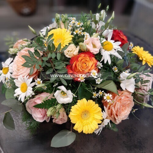 Centrotavola primaverile con fiori di stagione