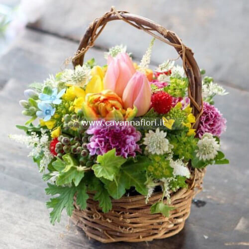 Cesto di vimini o altra base per composizione di fiori.