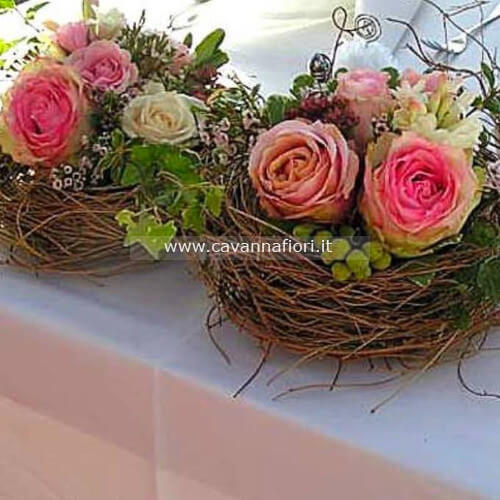 composizione  con fiori colorati su base di rami o altro materiale