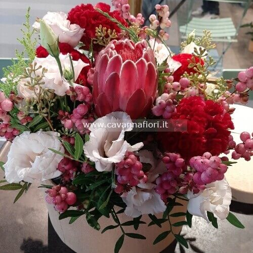 Composizione floreale in vaso.