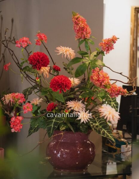 Composizione floreale con fiori in seta
