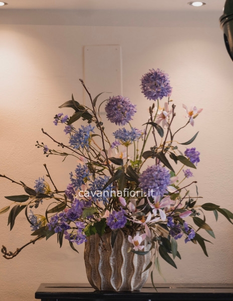 Composizione floreale con fiori in seta